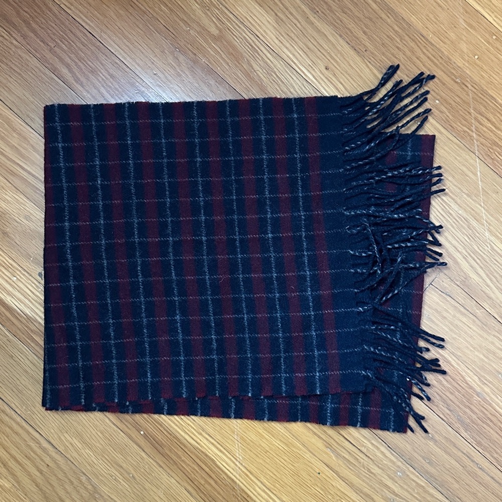 Perry Ellis scarf maroon/dark blue 
51x11.5 in  wool/wool blend
EUC